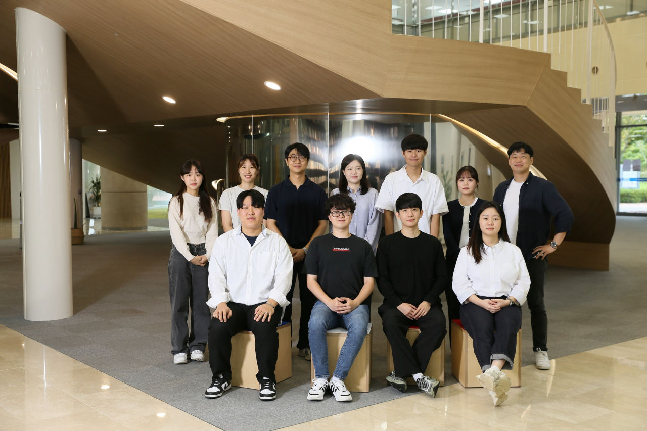 이번 연구를 수행한 심교승(윗줄 오른쪽 첫번째) 교수 연구팀.[UNIST 제공]