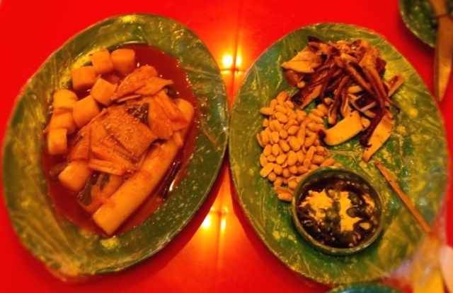서울 강남 압구정의 한 식당에서 파는 떡볶이(왼쪽)와 반건조 오징어. 각각 2만원과 19000원이다. [온라인 커뮤니티]