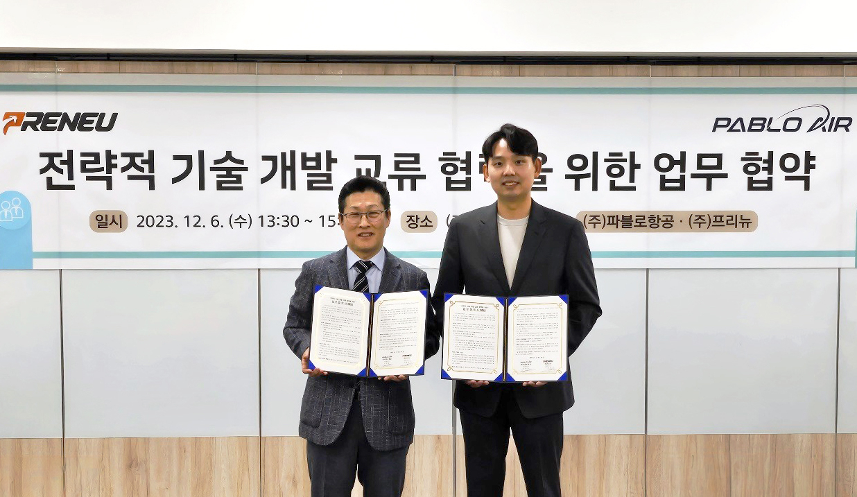 김영준(오른쪽) 파블로항공 대표와 이종경 프리뉴 대표가 지난 6일 업무협약 체결 후 기념 촬영하고 있다. [파블로항공 제공]