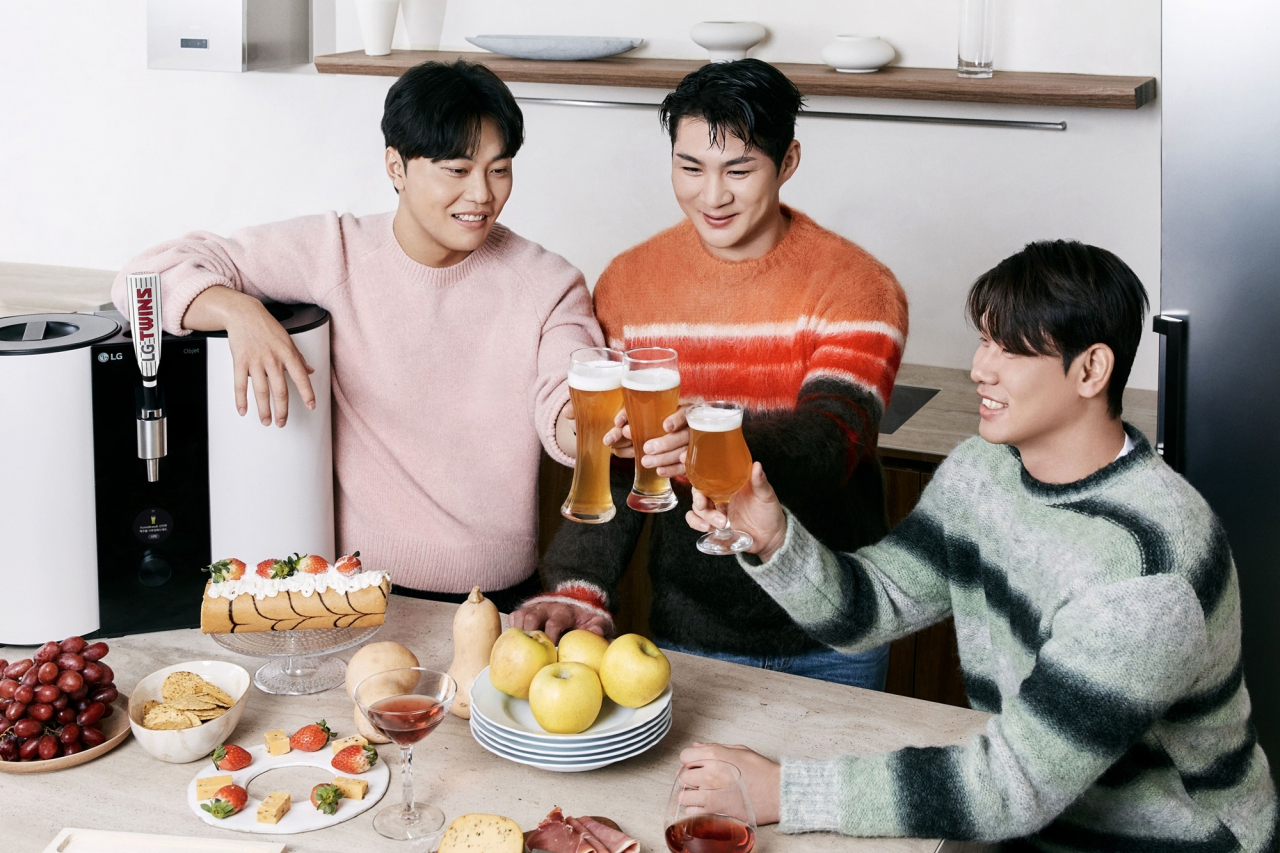 LG트윈스 소속 (왼쪽부터)김윤식, 오지환, 홍창기 선수와 LG홈브루가 함께하는 홈파티 화보컷 [LG전자 제공]