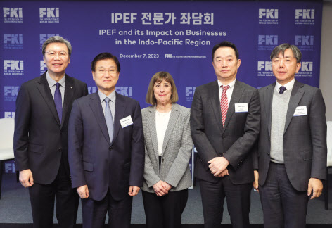 김창범(왼쪽부터) 한국경제인협회 부회장과 이혜민 한국외대 초빙교수, 웬디 커틀러 아시아소사이어티정책연구소 부회장, 허윤 서강대 교수, 이재민 서울대 교수 [한경협 제공]
