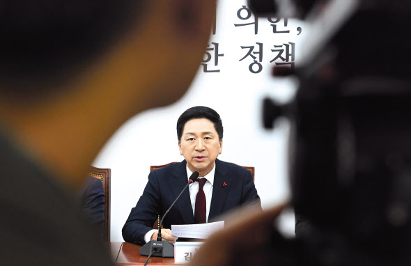 김기현 국민의힘 대표가 7일 오전 국회에서 열린 최고위원회의에 참석해 모두발언을 하고 있다. 이 회의에선 혁신위원회의가 내놓은 제안들이 하나도 언급되지 않았다. 이상섭 기자