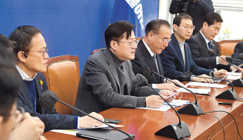 홍익표(왼쪽 두번째) 더불어민주당 원내대표가 7일 오전 국회에서 열린 정책조정회의에 참석해 모두발언을 하고 있다.이상섭 기자