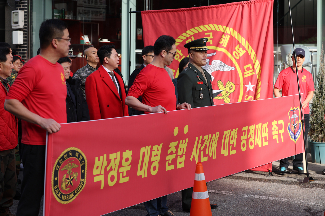 해병대 채모 상병 순직 사건 수사 이첩 관련 항명 및 상관명예훼손 혐의로 기소된 박정훈 전 수사단장(대령)이 7일 오전 서울 용산구 중앙지역군사법원에서 열린 관련 첫 공판 출석에 앞서 기자회견을 하고 있다. [연합]
