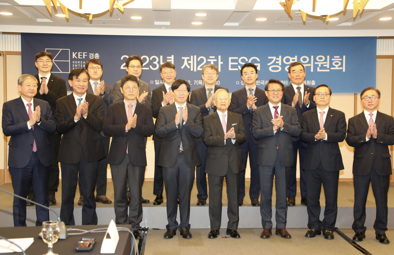 양원준(1열 왼쪽부터) 포스코홀딩스 부사장, 한용빈 현대자동차그룹 부사장, 이형희 SK수펙스추구협의회 사장, 김소영 금융위원회 부위원장, 손경식 경총 회장, 박승희 삼성전자 사장, 신현우 ㈜한화 사장, 이동근 경총 상근부회장, 조성욱(2열 왼쪽부터) 롯데지주 상무, 김도원 ㈜두산 사장, 이동현 CJ 부사장, 서진석 OCI홀딩스 사장, 안원형 LS 사장, 이태형 GS 부사장, 김보현 대우건설 총괄부사장이 기념 촬영을 하는 모습. [한국경영자총협회 제공]