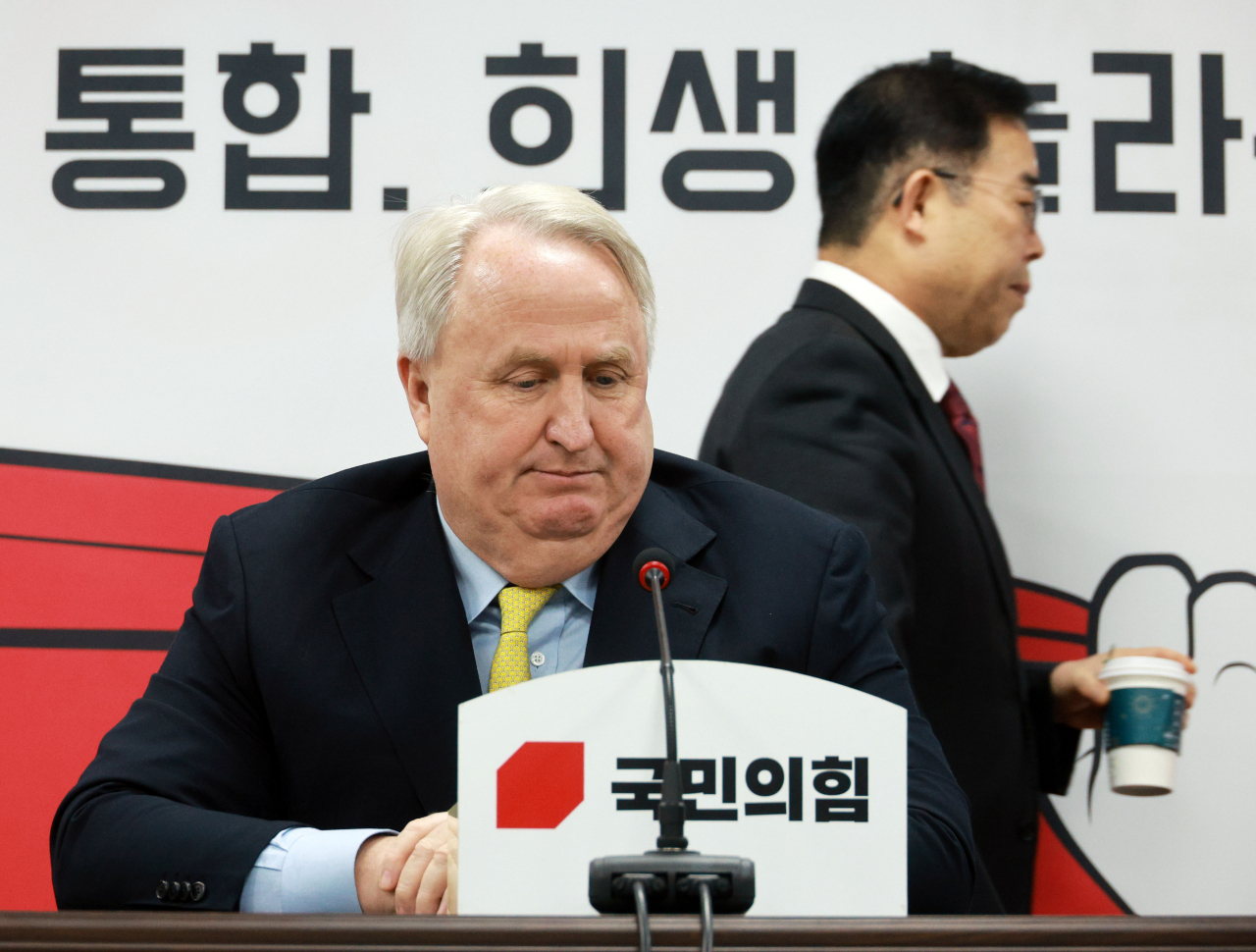 인요한 혁신위원장이 7일 서울 여의도 국민의힘 당사에서 열린 제12차 전체회의에서 생각에 잠겨있다. [연합]