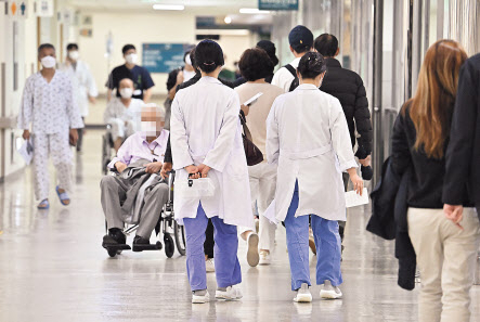 서울대병원을 비롯한 이른바 ‘빅5 병원’에서 조차 소아청소년과, 산부인과 등 필수진료과의 전공의 모집 결과 미달 사태를 빚은 것으로 나타났다. 서울 시내의 한 대형병원에서 의사들이 복도를 지나고 있다. 임세준 기자