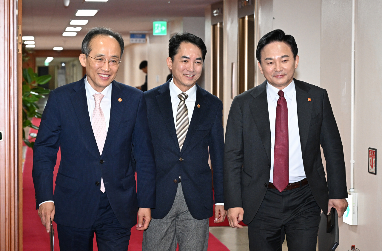 추경호(왼쪽부터) 경제부총리와 박민식 국가보훈부 장관, 원희룡 국토교통부 장관이 지난달 10일 서울 종로구 정부서울청사에서 열린 국무회의에 참석하고 있다. 임세준 기자