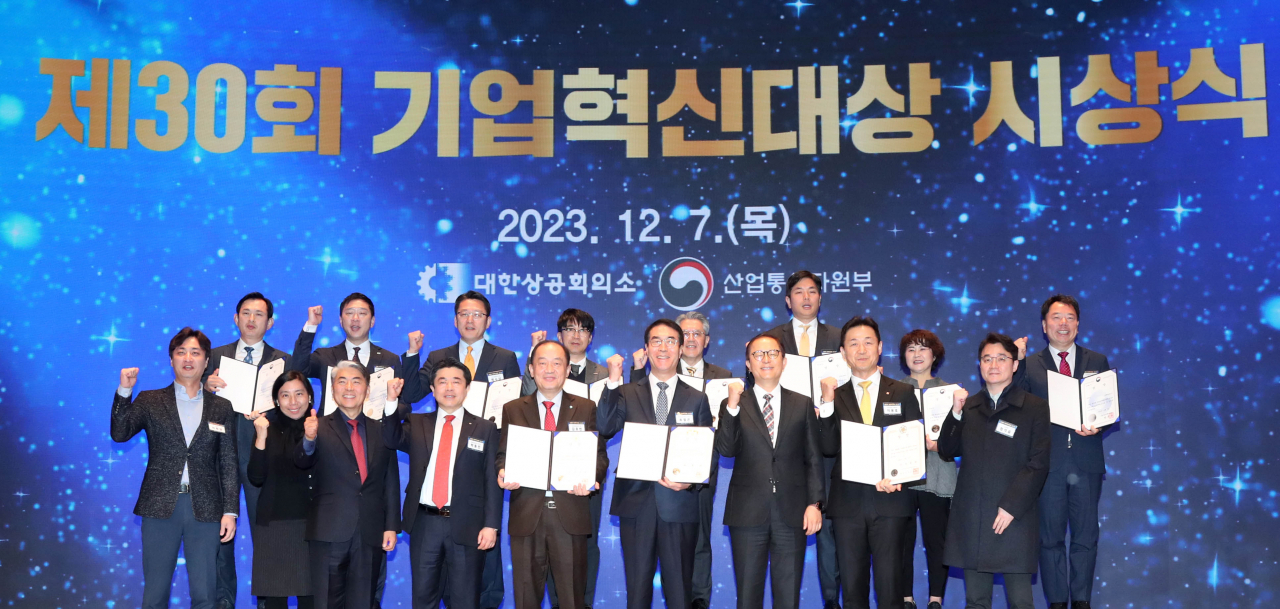 박동민 대한상의 기획조정본부장(앞줄 왼쪽 네번째)과 이승렬 산업통상자원부 산업정책실장(앞줄 왼쪽 일곱번째)이 수사장들과 기념촬영을 하고 있다. [대한상의 제공]