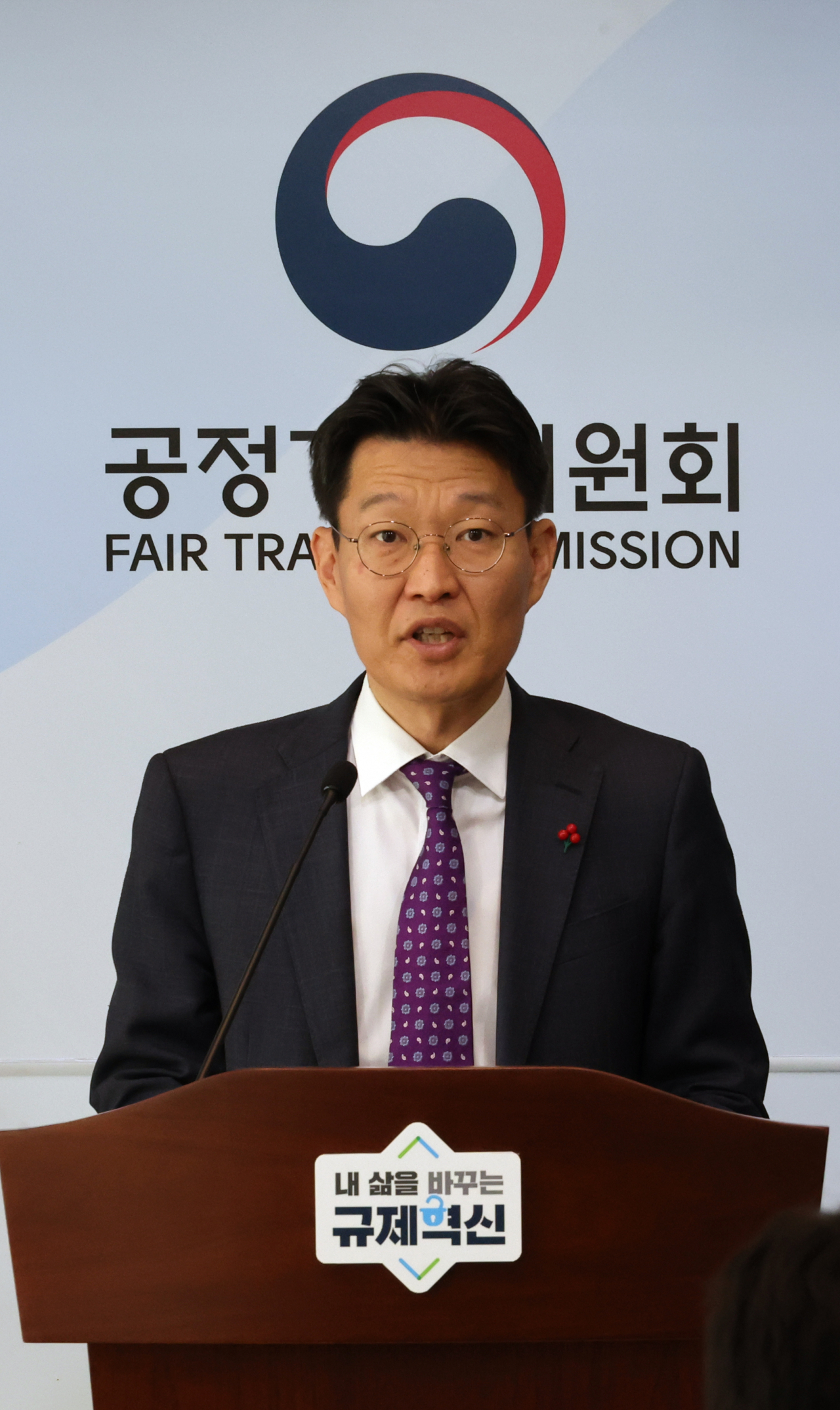 7일 정부세종청사에서 공정거래위원회 김문식 기업거래결합심사국장이 CJ올리브영의 대규모유통업법 위반행위 건에 대해 브리핑하고 있다. [연합]