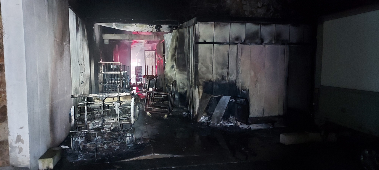 7일 0시 18분께 전북 고창군 한 숙박시설에서 난 불로 내부가 그을려 있다. 이 불로 100명이 대피했으나 크게 다친 사람은 없는 것으로 전해졌다.[연합]