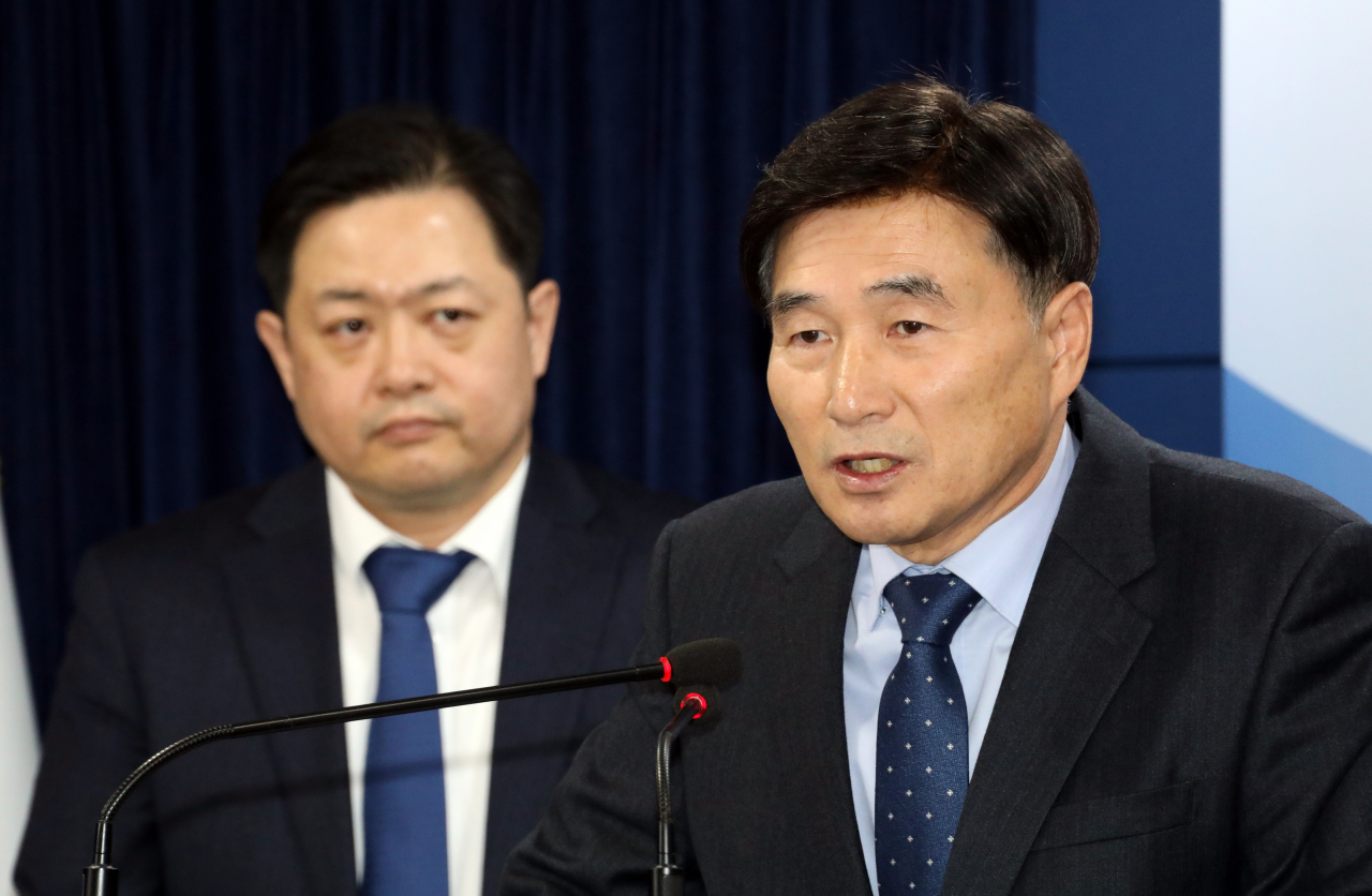 오승걸 한국교육과정평가원장이 7일 오후 정부서울청사에서 2024학년도 수능 채점 결과에 대해 브리핑하고 있다. 왼쪽은강태훈 수능 채점위원장 [연합]