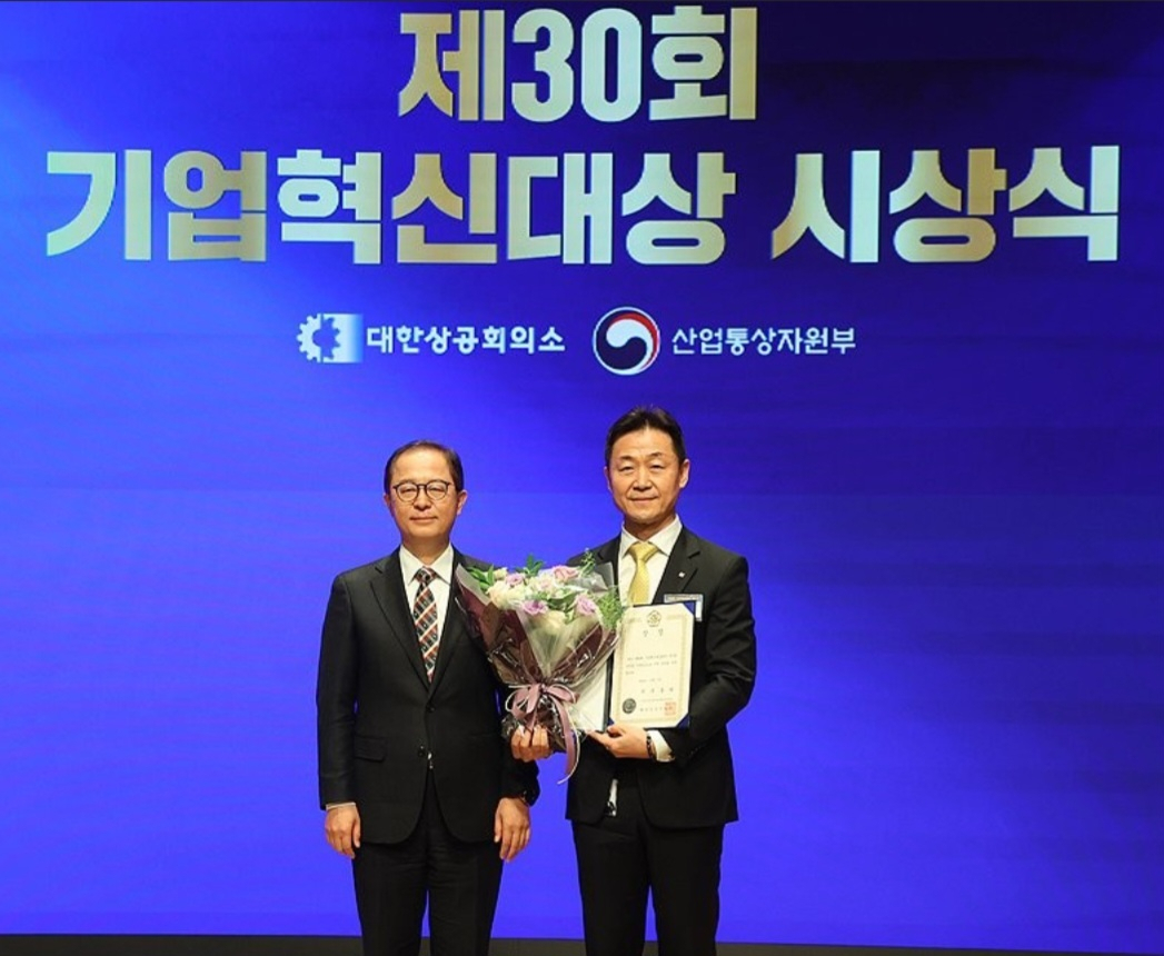 7일 서울 중구 대한상공회의소에서 열린 ‘제30회 기업혁신대상’ 시상식에서 이용호 LX판토스 대표(오른쪽)와 이승렬 산업통상자원부 산업정책실장이 기념촬영을 하고 있다. [LX판토스 제공]