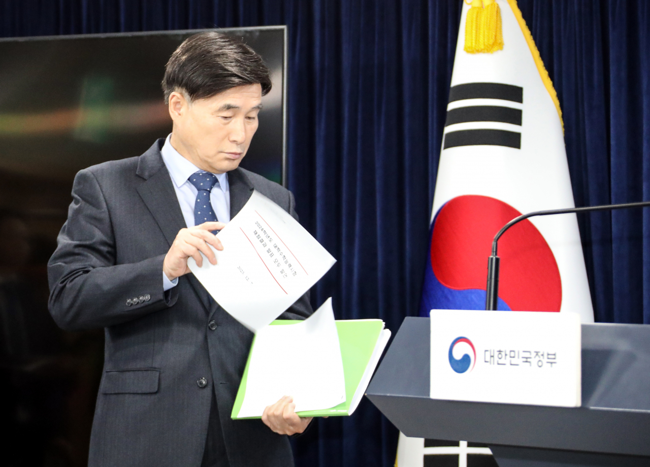 오승걸 한국교육과정평가원장이 7일 오후 정부서울청사에서 2024학년도 수능 채점 결과에 대해 브리핑하기 위해 입장하고 있다. [연합]
