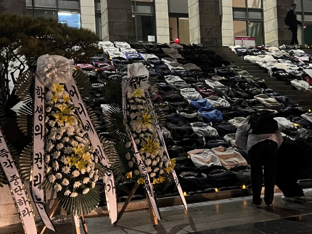 6일 온라인 커뮤니티에 올라 온 '실시간 경북대 상황' 사진. 경북대 본부 앞 계단에는 금오공대와의 통합에 반대하는 학생들이 벗어 놓은 학과 점퍼들이 가지런히 나열돼 있다. [에펨코리아 갈무리]