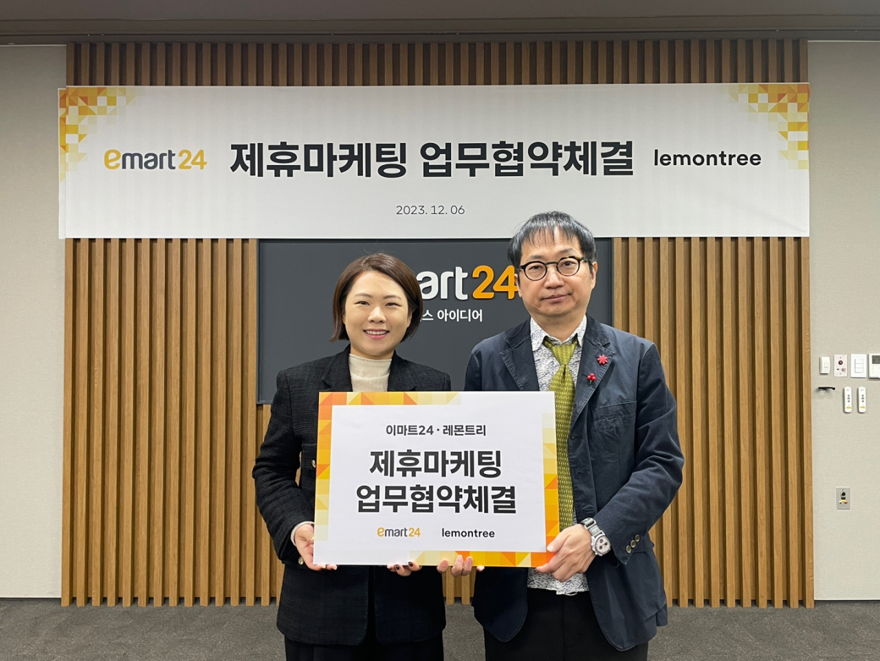 김상현(오른쪽) 이마트24 마케팅담당과 이민희 레몬트리 대표이사가 지난 6일 서울 성동구 이마트24에서 협약식 후 기념 촬영을 하고 있다. [이마트24 제공]