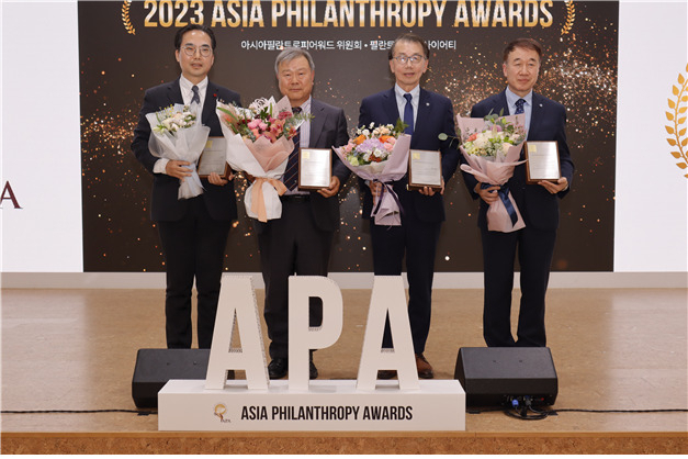 6일 서울 명동 온드림소사이어티에서 열린 2023 아시아 필란트로피 어워드 수상자들이 포즈를 취하고 있다. 왼쪽부터 펀드레이저 상 김효진(사회복지공동모금회 경기지부 사무처장), 공적상 정인조(Global21(주) 회장), NPO상 푸른나무재단(이사장 박길성), 필란트로피스트 상 백경학(푸르메재단 대표이사) [APA위원회 제공]