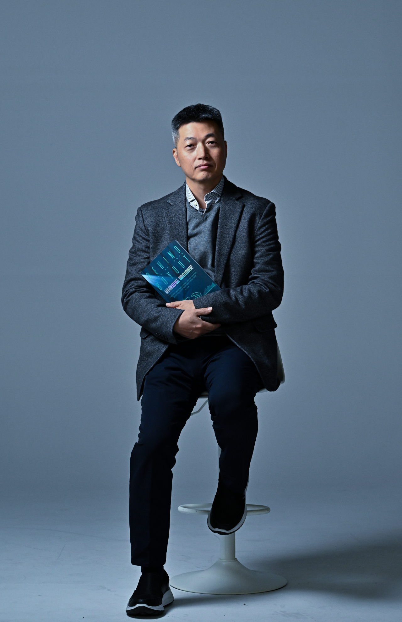 소설 비하인드 바이아웃 저자 이중욱 회계사가 4일 서울 용산구 헤럴드스퀘어에서 헤럴드경제와 인터뷰를 하고 있다. 임세준 기자