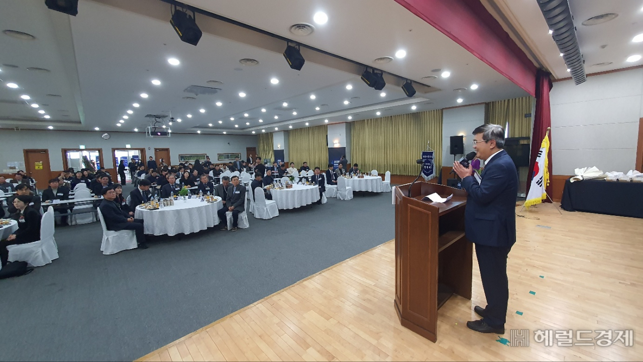 김종민 인공지능산학연협회장이 7일 AI산업 발전과 활성화를 위한 인사말을 전하고 있다. 서인주 기자