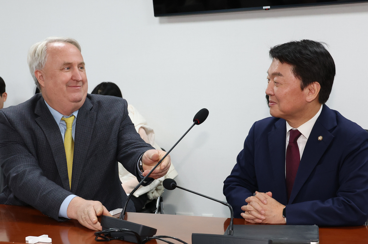 인요한 국민의힘 혁신위원장과 국민의힘 안철수 의원이 7일 오후 서울 여의도 국회 의원회관에서 이야기를 하고 있다. [연합]