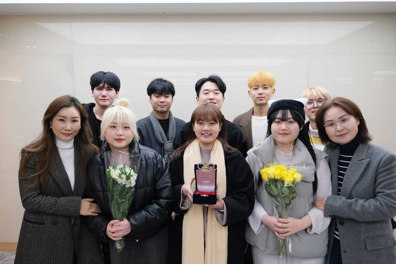 동의과학대학교 헤어뷰티과가 ‘2023년 과정평가형자격 우수교육 훈련 과정 인증기관’으로 선정된 후 재학생들과 교수진이 기념촬영을 하고 있다. [사진=동의과학대학교]