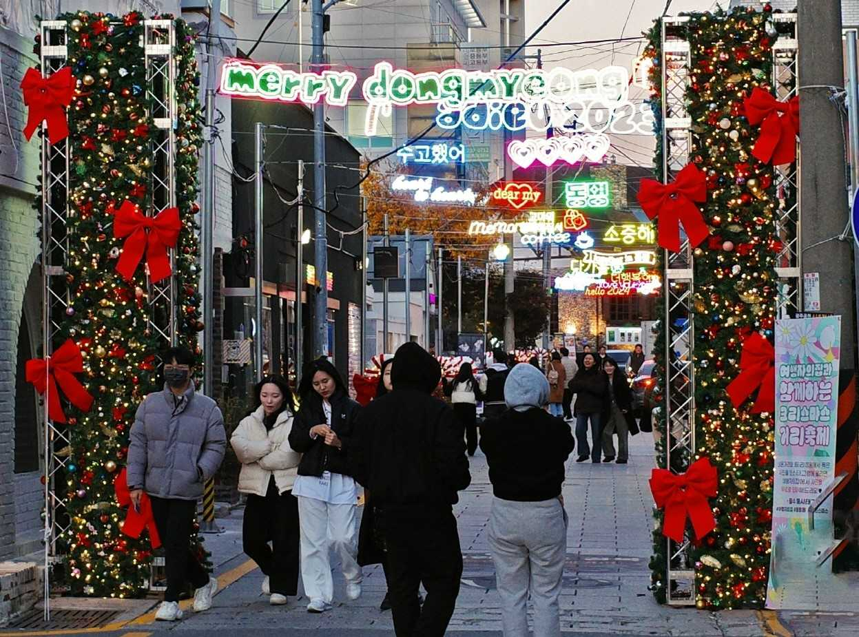 동리단길로 불리는 동명동 거리에서도 크리스마스 분위기가 한창이다.