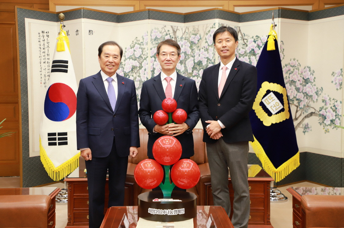법원을 대표해 기부금을 낸 안철상(가운데) 대법원장 권한대행이 사랑의열매 김병준(왼쪽) 회장, 이성도 기획조정본부장과 기념촬영에 임하고 있다.