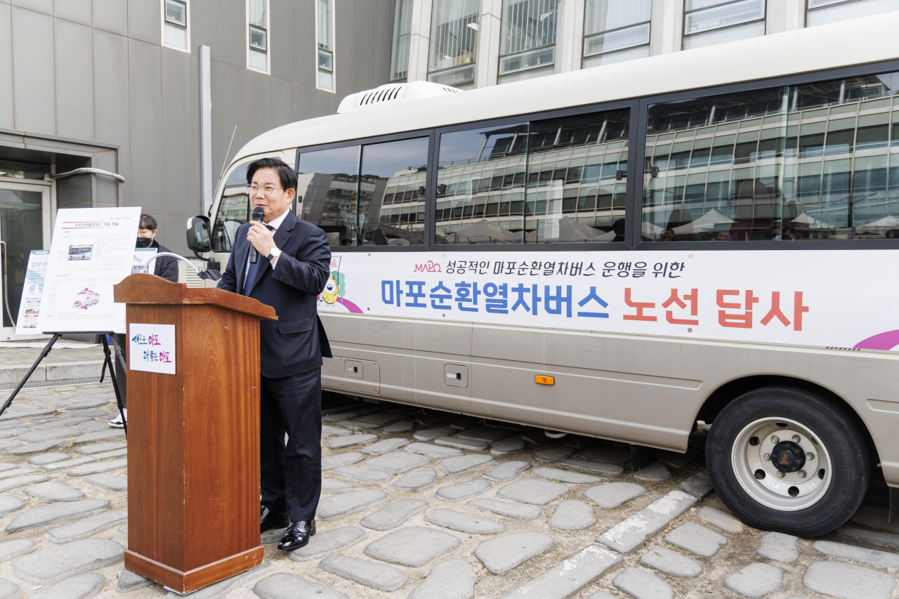 서울 마포구는 내년부터 서울 자치구 최초로 순환형 시티투어버스 ‘마포순환열차버스’를 운행한다고 8일 밝혔다. 박강수 마포구청장이 해당 노선을 설명하고 있다.[마포구 제공]