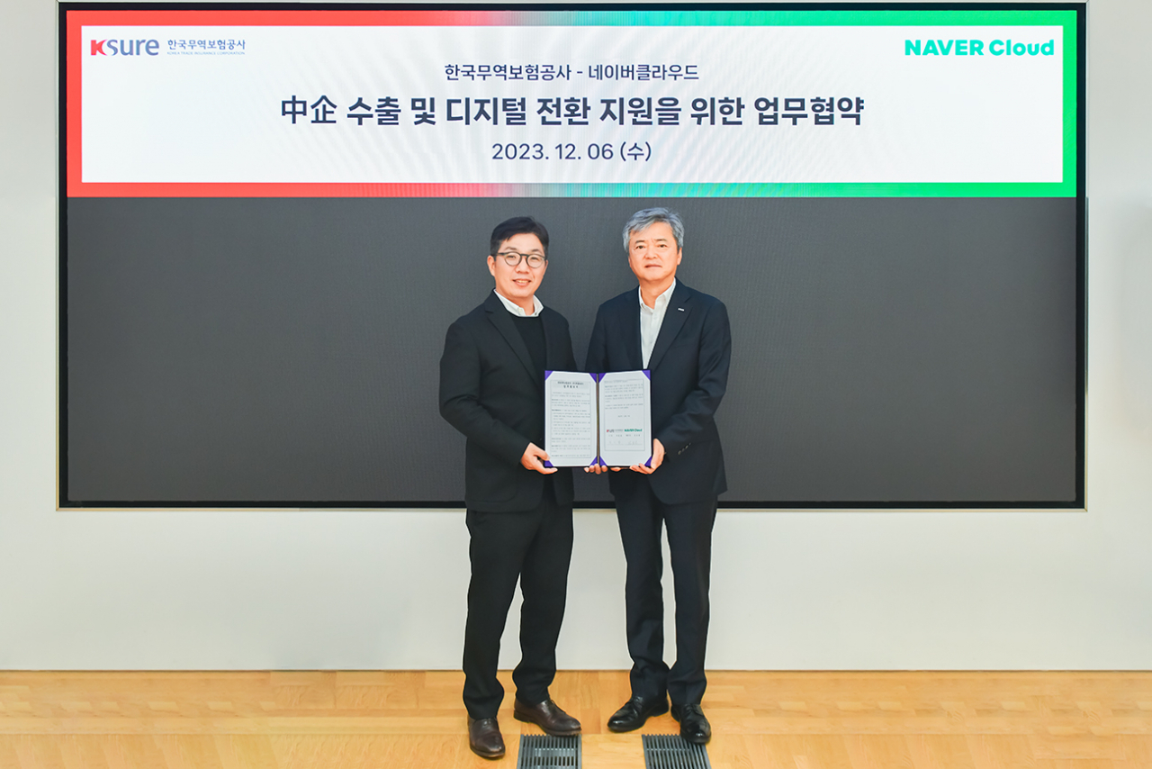 이인호(오른쪽) 한국무역보험공사 사장이 6일 경기 성남시 네이버 제2사옥에서 ‘중소기업 수출 및 디지털 전환 지원을 위한 업무협약’을 체결한 후 김유원 네이버클라우드 대표이사와 기념 촬영을 하고 있다. [한국무역보험공사 제공]
