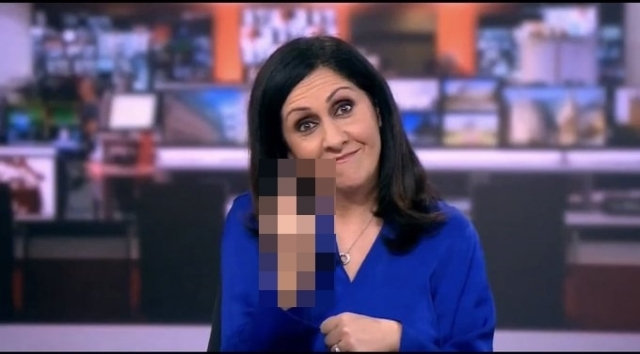 BBC 간판 생방송 국제 뉴스프로그램에서 아나운서가 손가락욕을 한 장면이 그대로 전파를 탔다. [데일리메일]