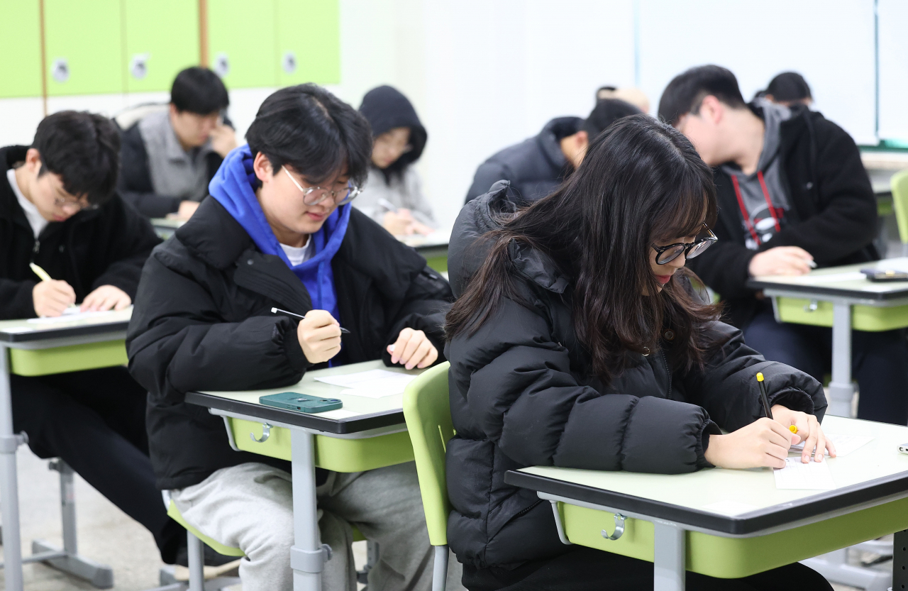 가채점 표를 작성하는 고3 학생들. [연합]