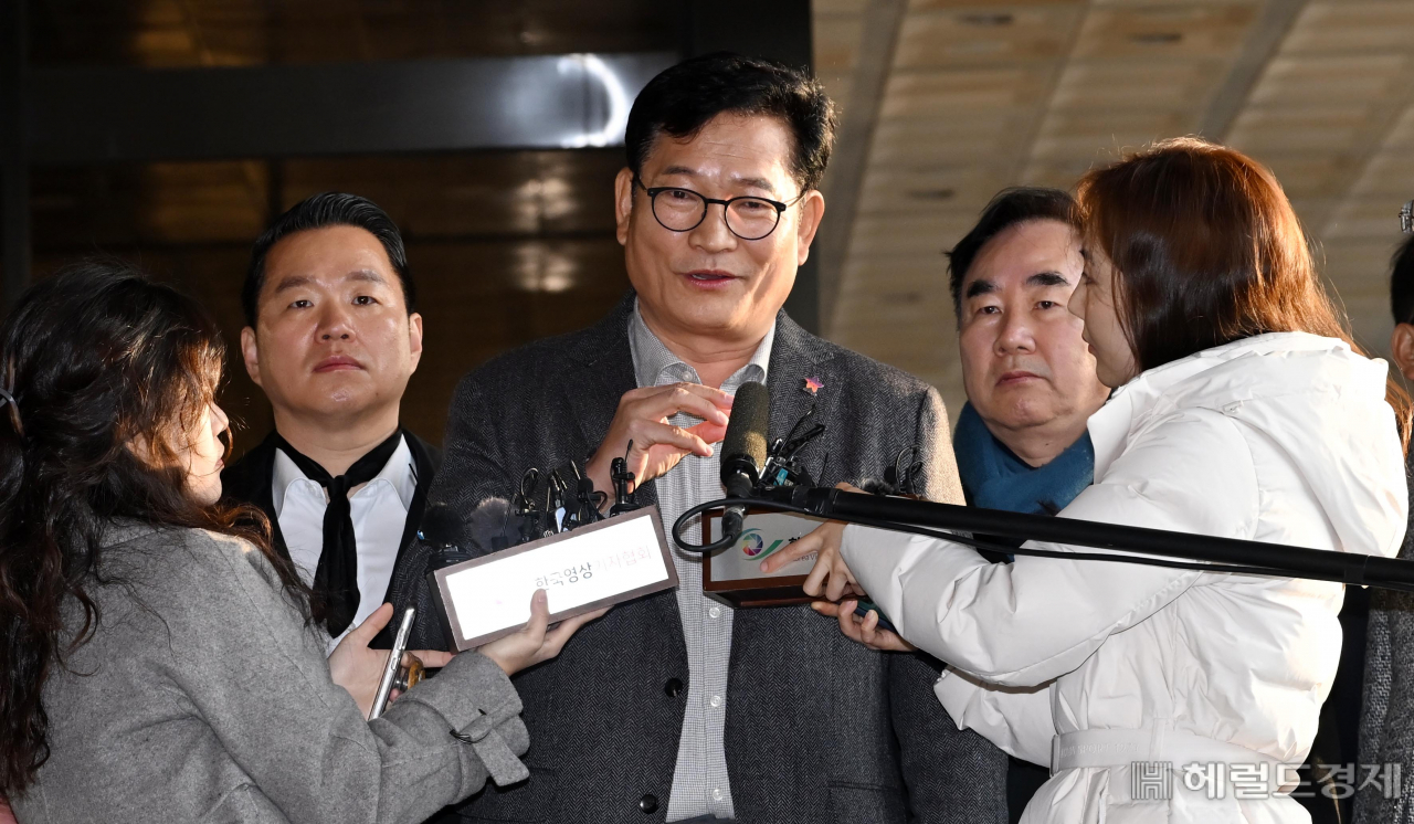 더불어민주당 전당대회 돈 봉투 살포 의혹의 ‘정점’으로 지목된 송영길 전 대표가 8일 오전 검찰 조사를 받기 위해 서울 서초구 서울중앙지검에 출석하기 전 입장을 밝히고 있다 . 이상섭 기자