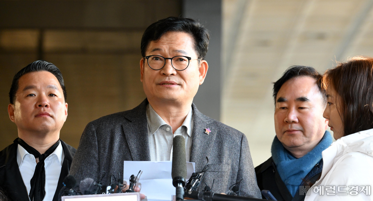 더불어민주당 전당대회 돈 봉투 살포 의혹의 '정점'으로 지목된 송영길 전 대표가 8일 오전 검찰 조사를 받기 위해 서울 서초구 서울중앙지검에 출석하며 기자들의 질문에 답하고 있다. 이상섭 기자