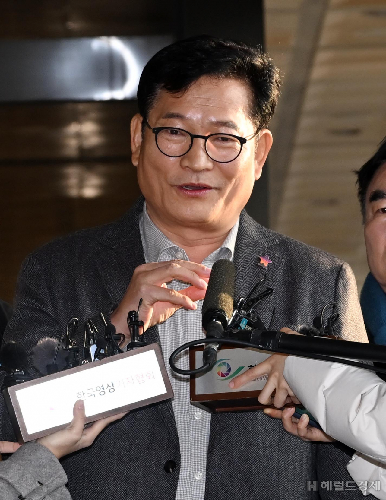 더불어민주당 전당대회 돈 봉투 살포 의혹의 정점으로 지목된 송영길 전 대표가 8일 오전 검찰 조사를 받기 위해 서울 서초구 서울중앙지검에 출석하기 전 입장을 밝히고 있다 . 이상섭 기자