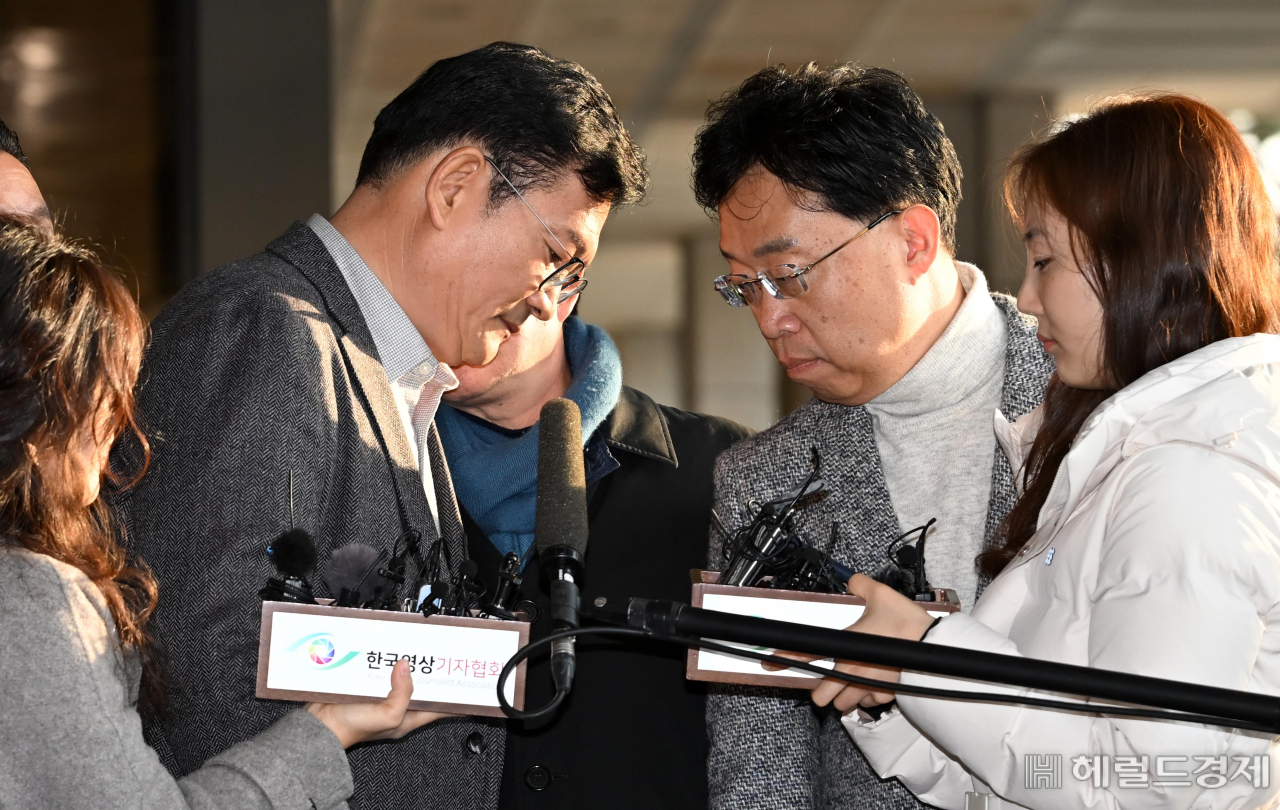 더불어민주당 전당대회 돈 봉투 살포 의혹의 '정점'으로 지목된 송영길 전 대표가 8일 오전 검찰 조사를 받기 위해 서울 서초구 서울중앙지검에 출석하며 변호인단과 대화를 하고 있다. 이상섭 기자