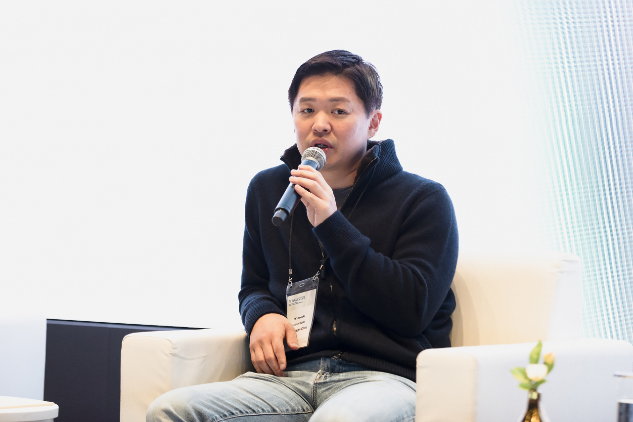 최성환 SK네트웍스 사업총괄 사장이 지난 7일 서울 워커힐 호텔앤리조트에서 개최된 ‘AI 웨이브 2023’에서 사업형 투자회사로 변화하는 SK네트웍스의 방향성을 설명하고 있다. [SK네트웍스 제공]