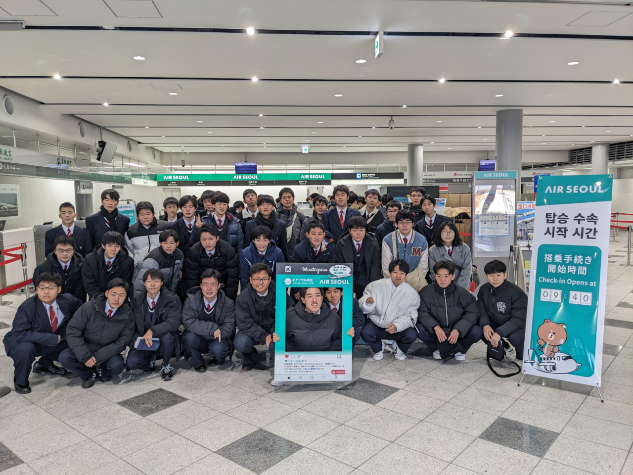 일본 오카야마현 '오카야마 산요 고등학교'학생들이 한국 수학여행 출발전 일본 다카마쓰 공항에서 기념 촬영을 하고 있다. [에어서울 제공]