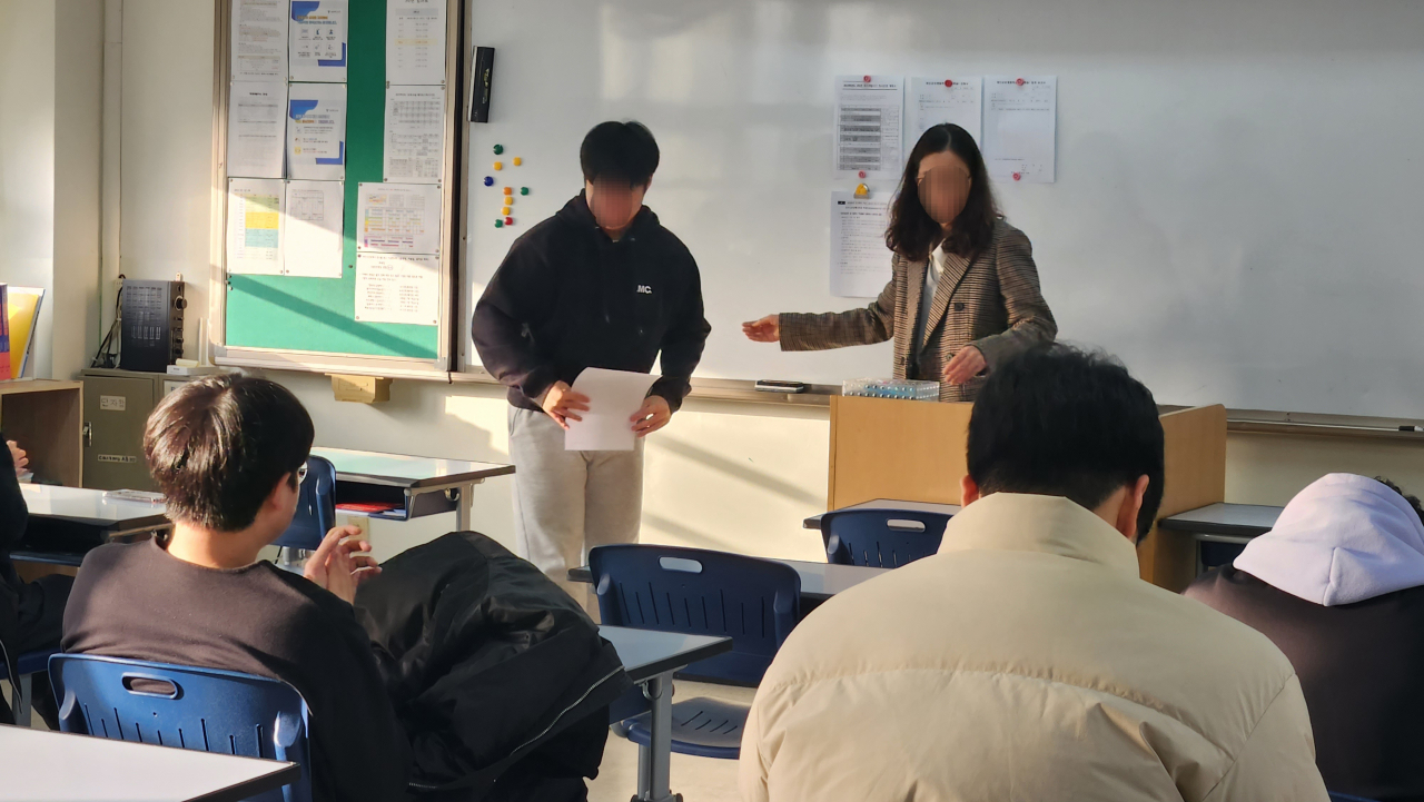 8일 오전 9시 2024학년도 대학수학능력 시험 성적표가 배부된 서울 경복고의 한 고등학교 교실. 역대급 ‘불수능’ 영향인지 학생들 다수의 얼굴은 표정이 어두웠다. 선생님은 “표정들 좀 풀자”고 격려했고, 학생들은 ‘재수해야겠다’며 낙담했다. [안효정 기자]
