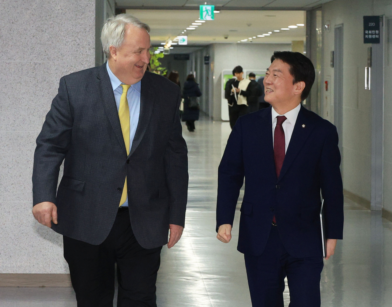 인요한 국민의힘 혁신위원장과 국민의힘 안철수 의원이 7일 오후 서울 여의도 국회 의원회관에서 면담을 하기 위해 회의실로 향하고 있다. [연합]