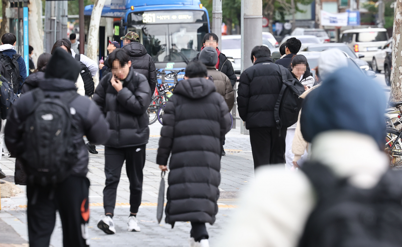 서울 강남구 대치동 학원가에 수험생들이 오가고 있다. [연합]