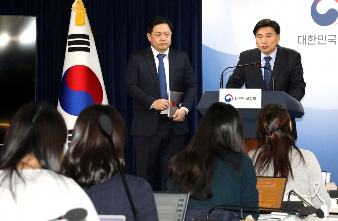오승걸 한국교육과정평가원장(오른쪽)이 지난 7일 오후 정부서울청사에서 2024학년도 수능 채점 결과에 대해 브리핑하고 있다. [연합]
