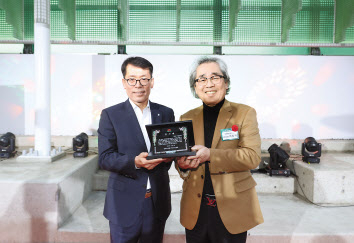 지난 7일 인천시 인천축산물시장에서 열린 ‘IBK희망디자인 준공식’에 참석한 김성태(왼쪽) IBK기업은행장과 차창덕 인천축산물시장 상인회장 [기업은행 제공]