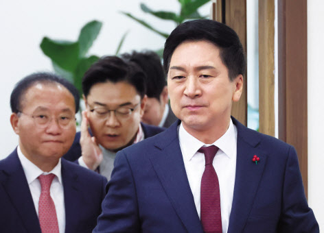 국민의힘 혁신대책위원회가 조기해산을 결정하면서 여당 내 김기현 대표 체제가 더욱 공고해졌다는 평가다. 지난 7일 국회에서 당지도부를 이끌고 최고위원회의에 참석하는 김기현 대표. [연합]