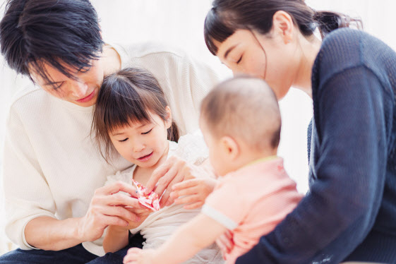 일본 정부가 2025년부터 세자녀 이상 가구에 대해 대학까지 무상교육을 지원한다는 파격적인 저출산 대책을 내놨다. 사진은 일본 가정의 모습 [게티이미지뱅크]