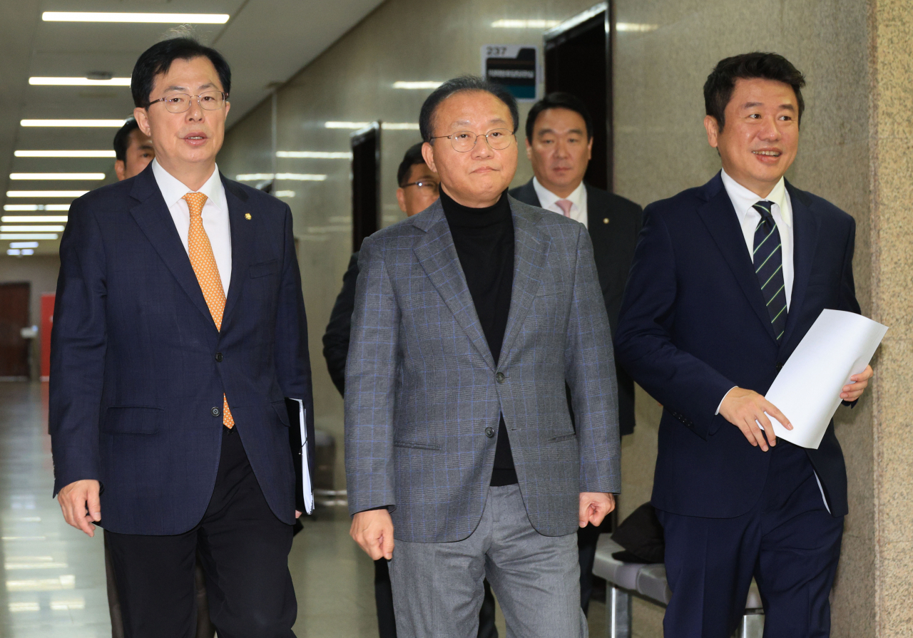 윤재옥 국민의힘 원내대표와 이만희 사무총장, 유의동 정책위의장이 8일 오전 국회에서 열린 원내대책회의에 참석하고 있다. [연합]