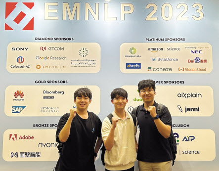 자연어처리 분야 세계 최고 권위를 자랑하는 학회 ‘EMNLP 2023’에서 쏘카 인공지능(AI)팀의 논문이 우수상을 받았다. 쏘카 AI팀이 기념촬영을 하고 있다. [쏘카 제공]