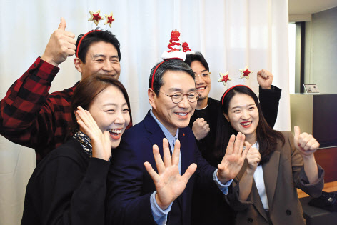 조주완(가운데) 사장이 7일 ‘CEO 펀 토크(F.U.N. Talk)’에 참여한 직원과 현장에 마련된 스티커사진 촬영기기 앞에서 기념사진을 찍고 있다. [LG전자 제공]