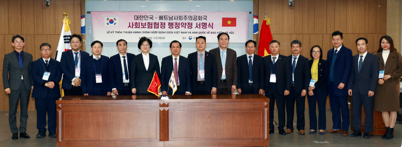 한국과 베트남 양국은 8일 정부세종청사에서 ‘대한민국 정부와 베트남사회주의공화국 정부 간의 사회보험에 관한 협정’ 이행을 위한 행정약정 정식 서명식을 체결했다. 참석자들이 기념촬영을 하고 있다.[보건복지부 제공]