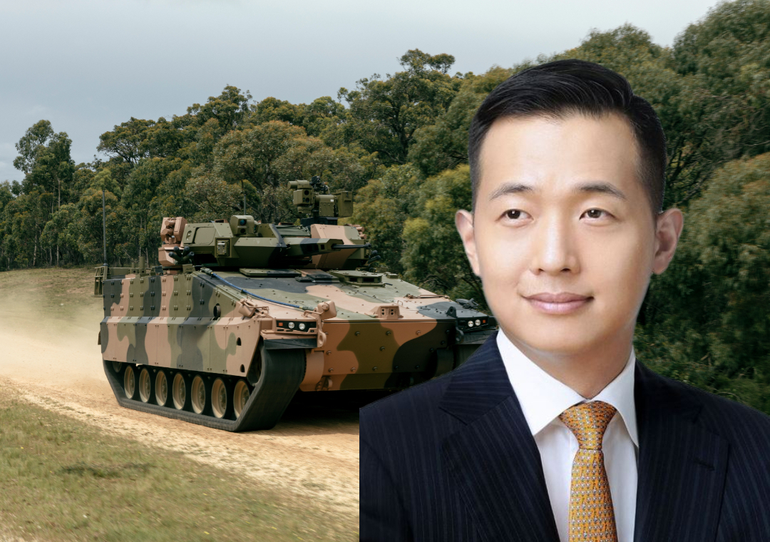 김동관 한화그룹 부회장과 호주 정부의 선택을 받은 레드백이 시험평가를 받던 당시 모습 [한화에어로스페이스 제공]
