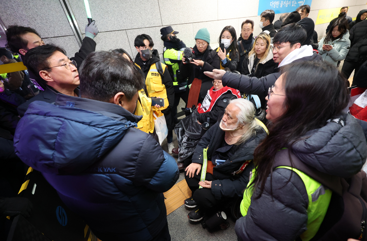 박경석 전국장애인차별철폐연대(전장연) 대표가 지난 30일 오후 서울 시청역으로 다시 들어가려다 제지당하자 항의하고 있다. 박 대표는 이날 시청역 승강장에서 '서울시 권리중심일자리 연계사업 폐지 규탄 전국결의대회'를 열 예정이었으나 퇴거 요청을 받았다. [연합]